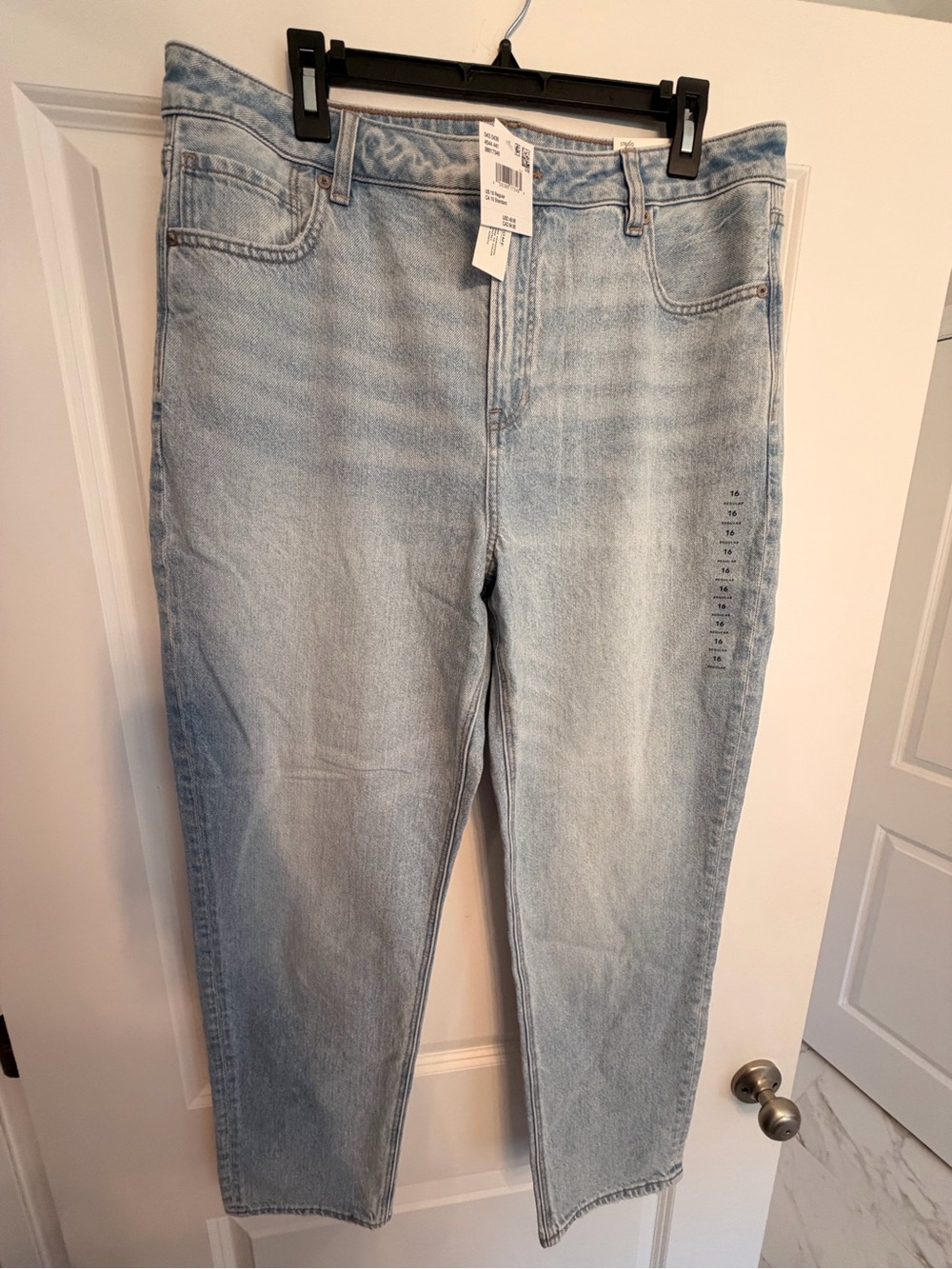 BNWT American Eagle Light Wash Mom Jeans